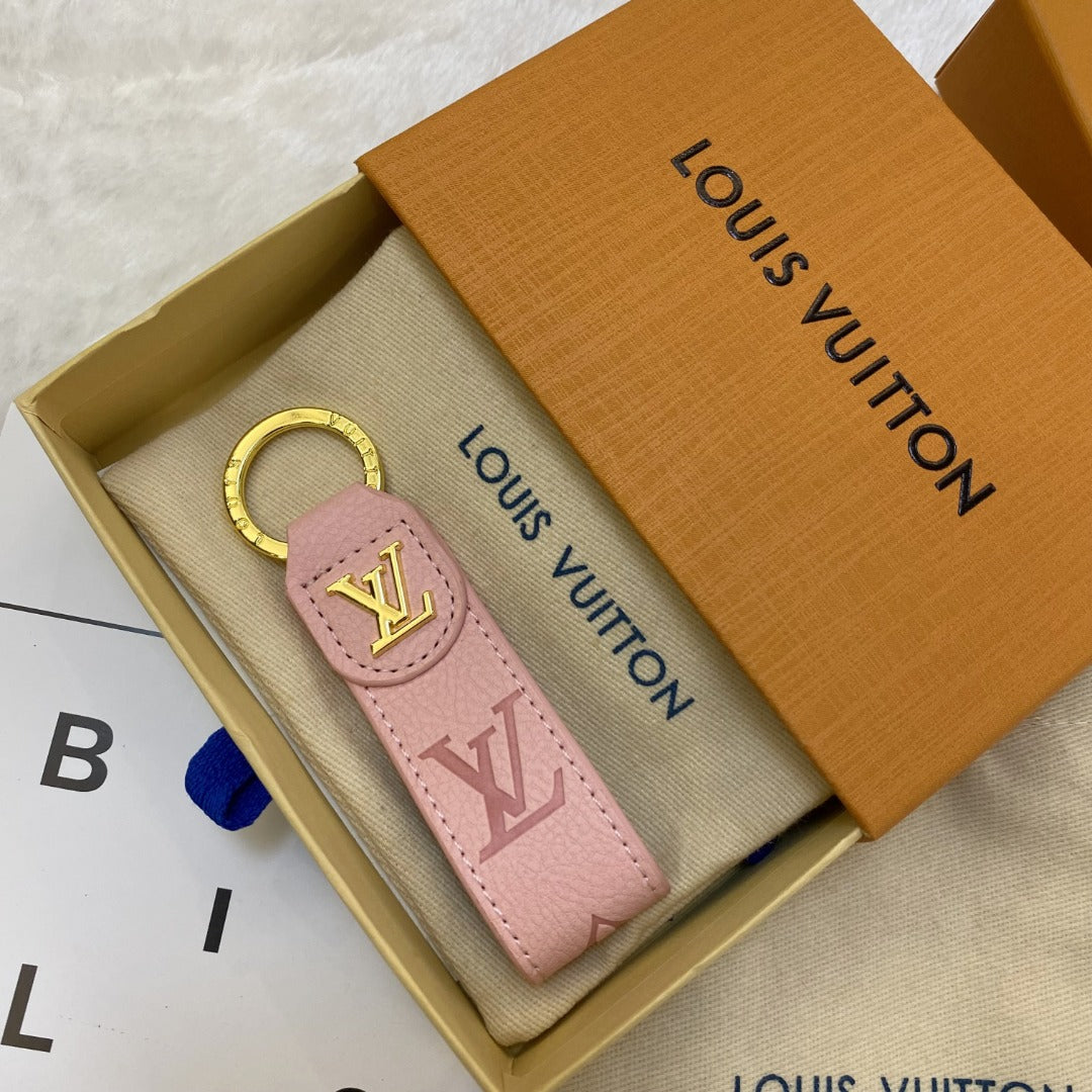 Luxury LV Monogram Keychain – Classic Design with Gold Accents - 画像 (6)