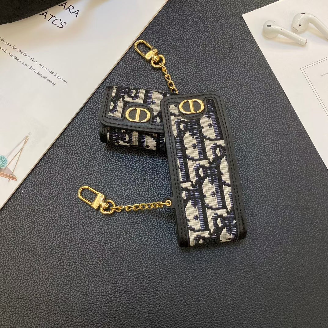 Luxury CD AirPods Case with Stylish Chain Detail - 画像 (3)