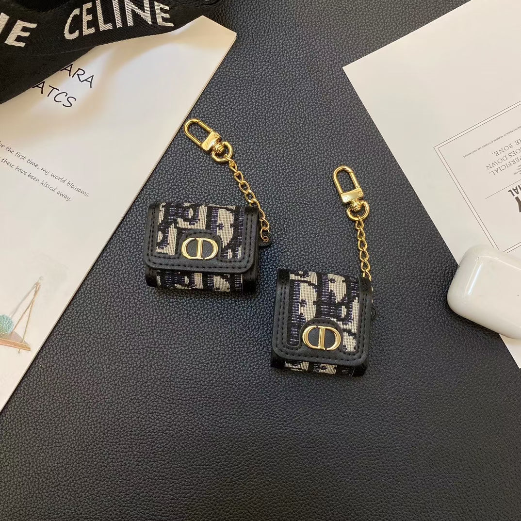 Luxury CD AirPods Case with Stylish Chain Detail - 画像 (4)