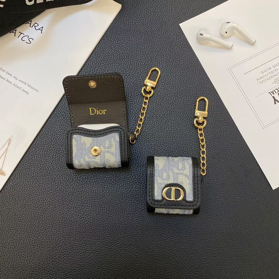 Luxury CD AirPods Case with Stylish Chain Detail - 画像 (5)