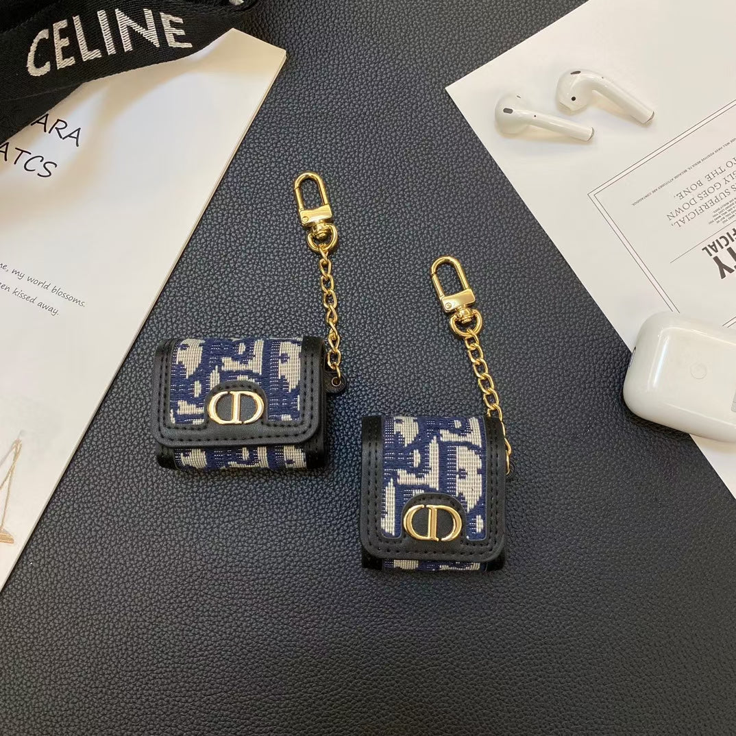 Luxury CD AirPods Case with Stylish Chain Detail - 画像 (6)