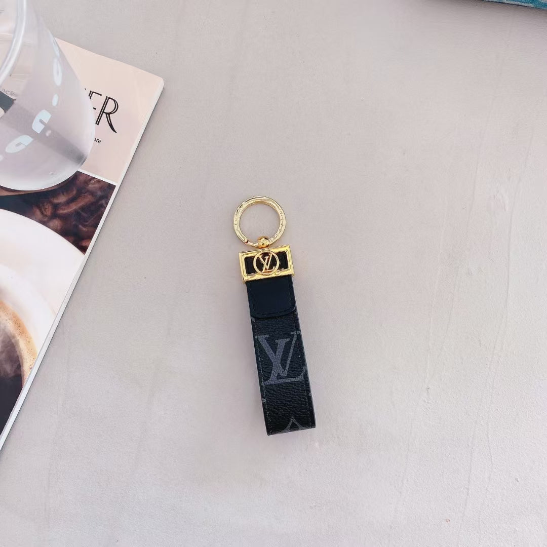 Luxury LV Monogram Keychain with Elegant Gold Accent - 画像 (4)