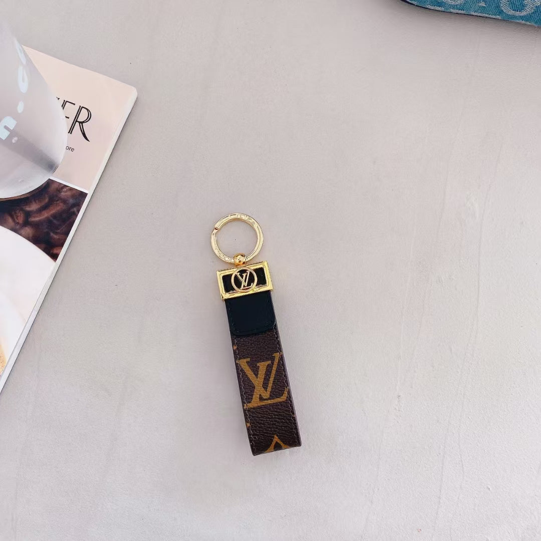 Luxury LV Monogram Keychain with Elegant Gold Accent - 画像 (5)