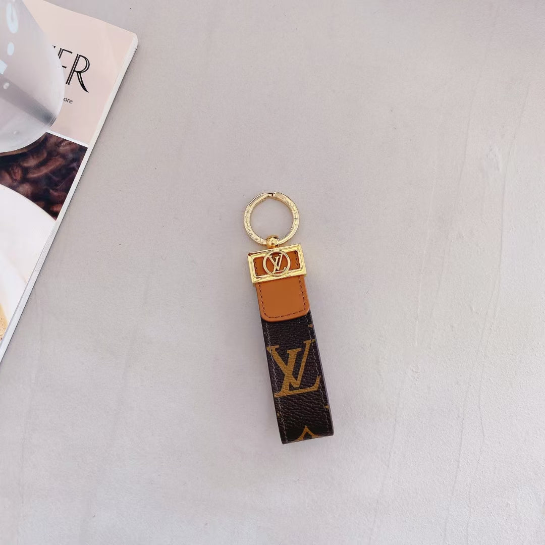 Luxury LV Monogram Keychain with Elegant Gold Accent - 画像 (6)