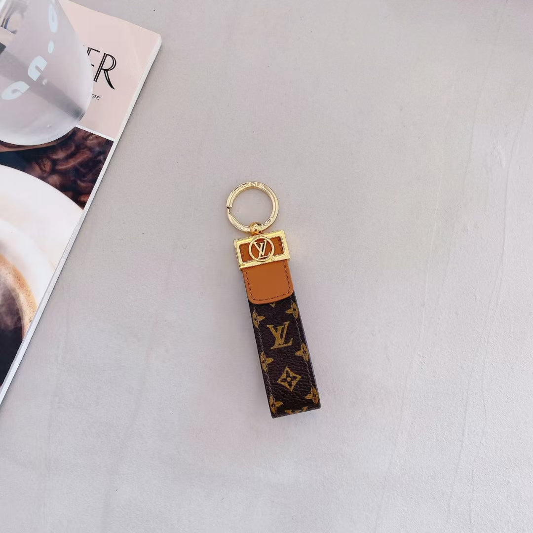 Luxury LV Monogram Keychain with Elegant Gold Accent - 画像 (7)