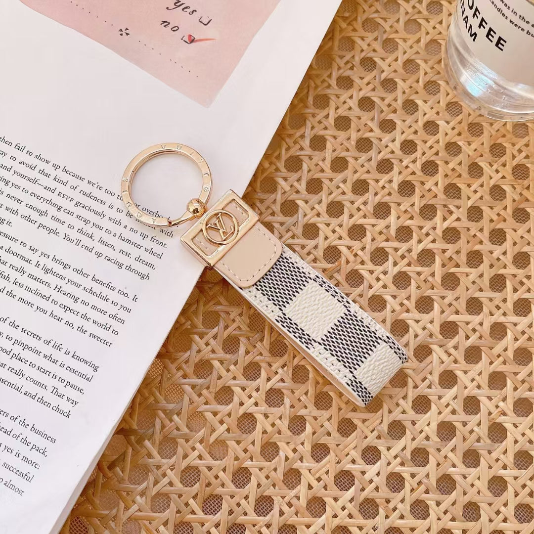 Luxury LV Monogram Keychain – Stylish & Durable in Multiple Colors - 画像 (7)