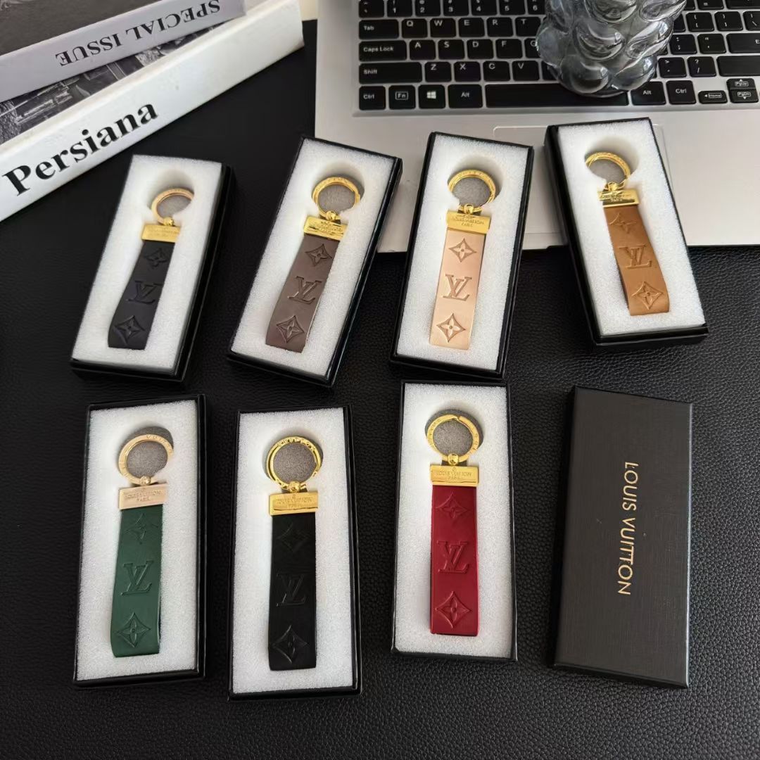 Luxury LV Monogram Keychain Strap with Gold Accent - 画像 (9)