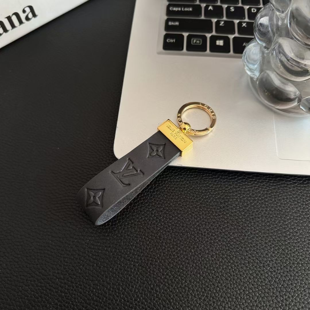 Luxury LV Monogram Keychain Strap with Gold Accent - 画像 (6)