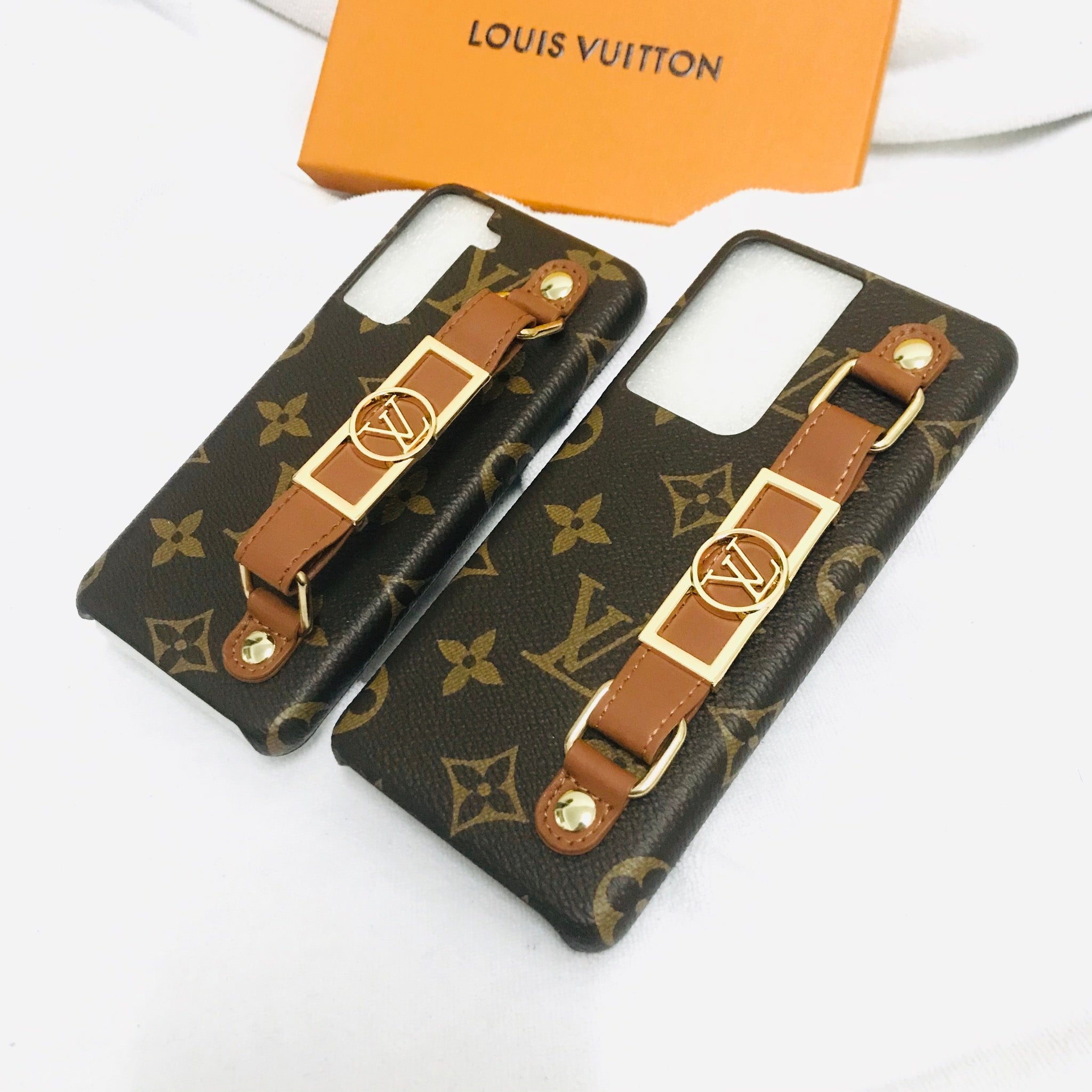 Luxury LV Monogram Case with Hand Strap for Samsung | Stylish & Functional - 画像 (5)
