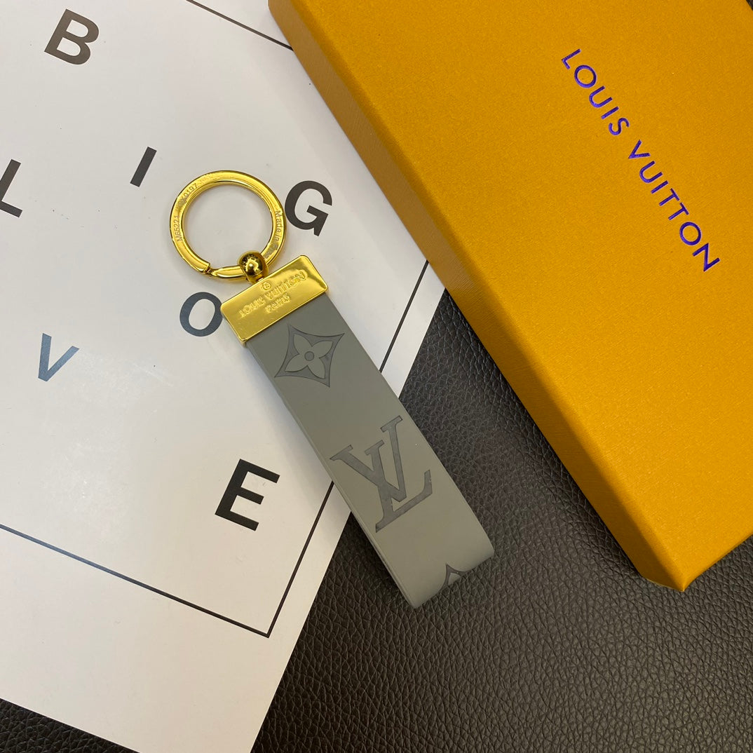 Luxury LV Monogram Keychain Collection – Classic Colors with Gold Hardware - 画像 (6)