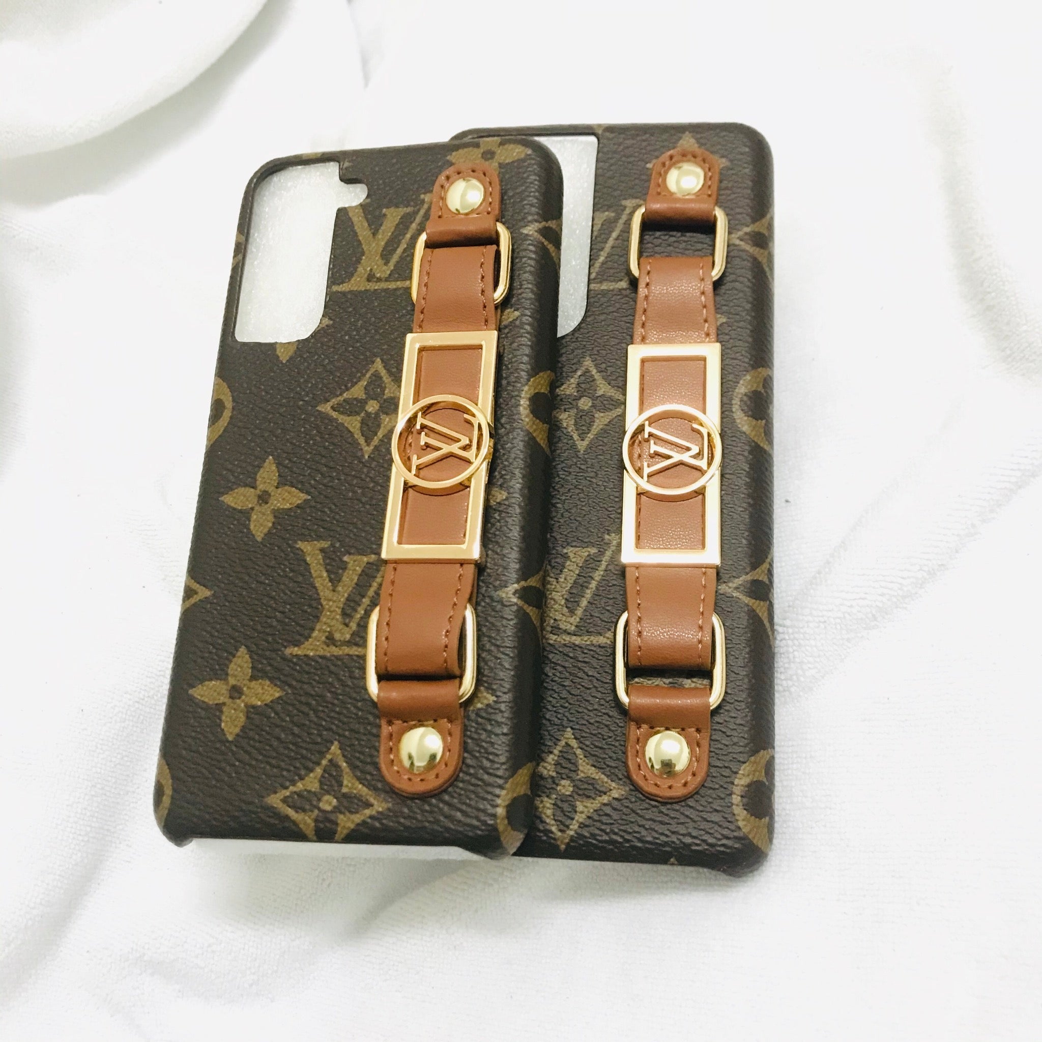 Luxury LV Monogram Case with Hand Strap for Samsung | Stylish & Functional - 画像 (6)