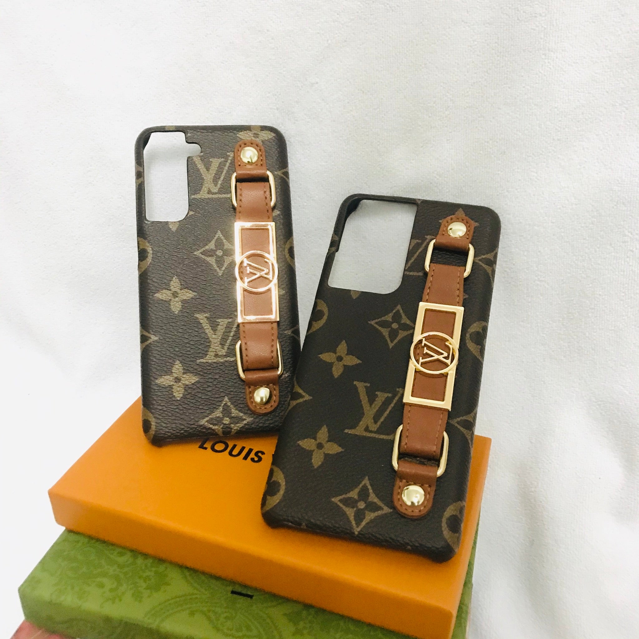 Luxury LV Monogram Case with Hand Strap for Samsung | Stylish & Functional - 画像 (9)