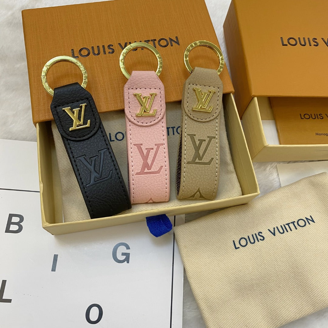 Luxury LV Monogram Keychain – Classic Design with Gold Accents - 画像 (3)