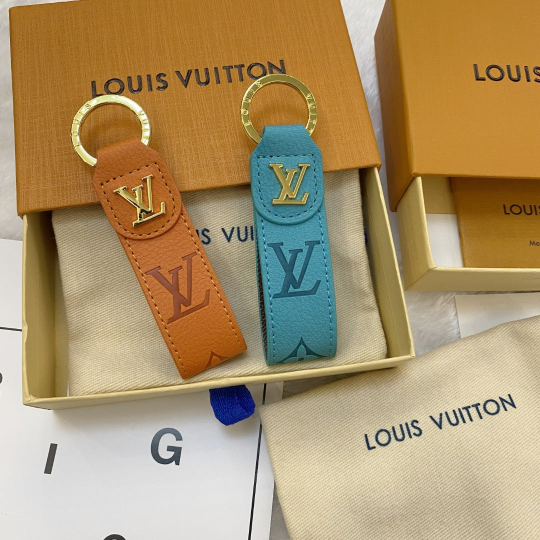 Luxury LV Monogram Keychain – Classic Design with Gold Accents - 画像 (5)