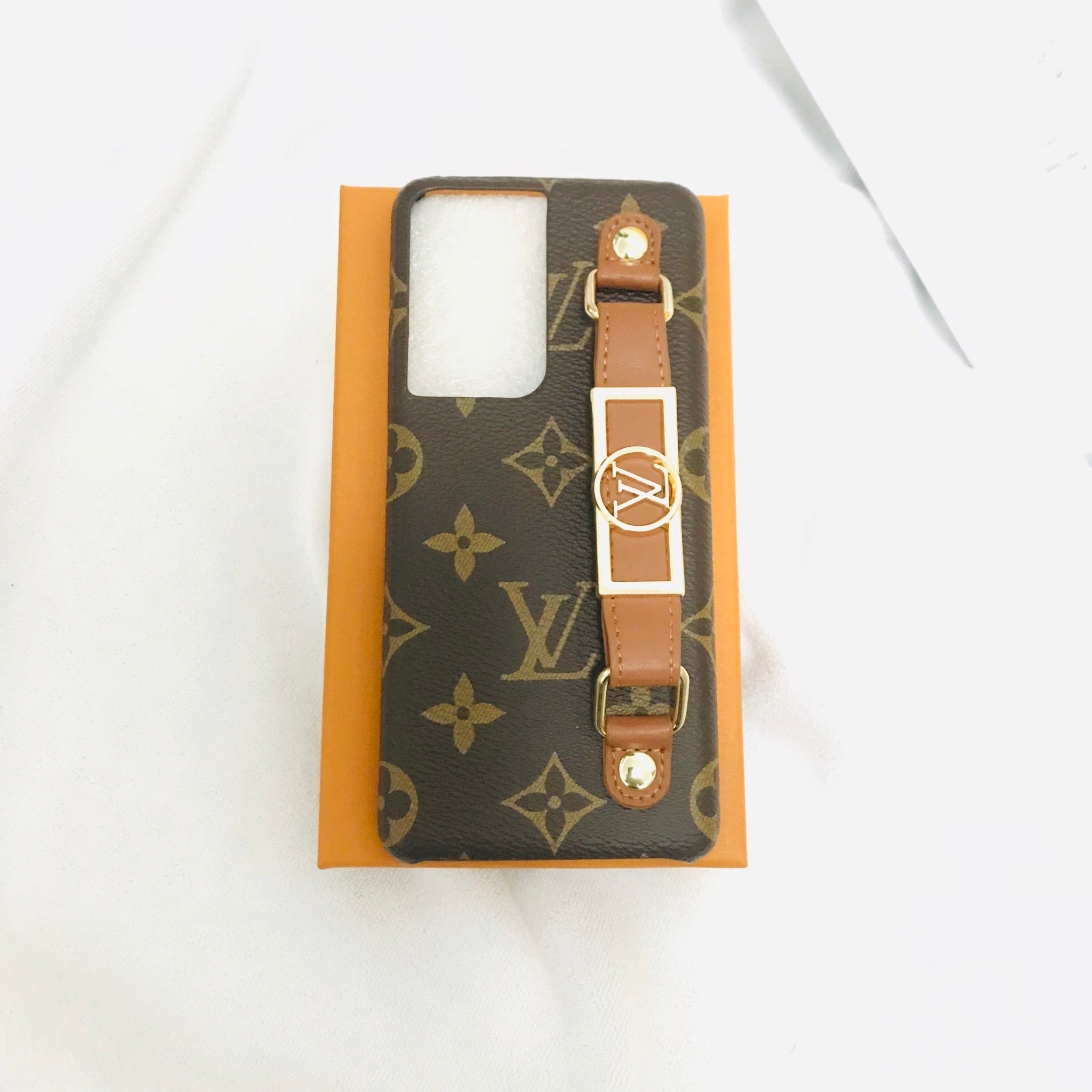 Luxury LV Monogram Case with Hand Strap for Samsung | Stylish & Functional - 画像 (4)