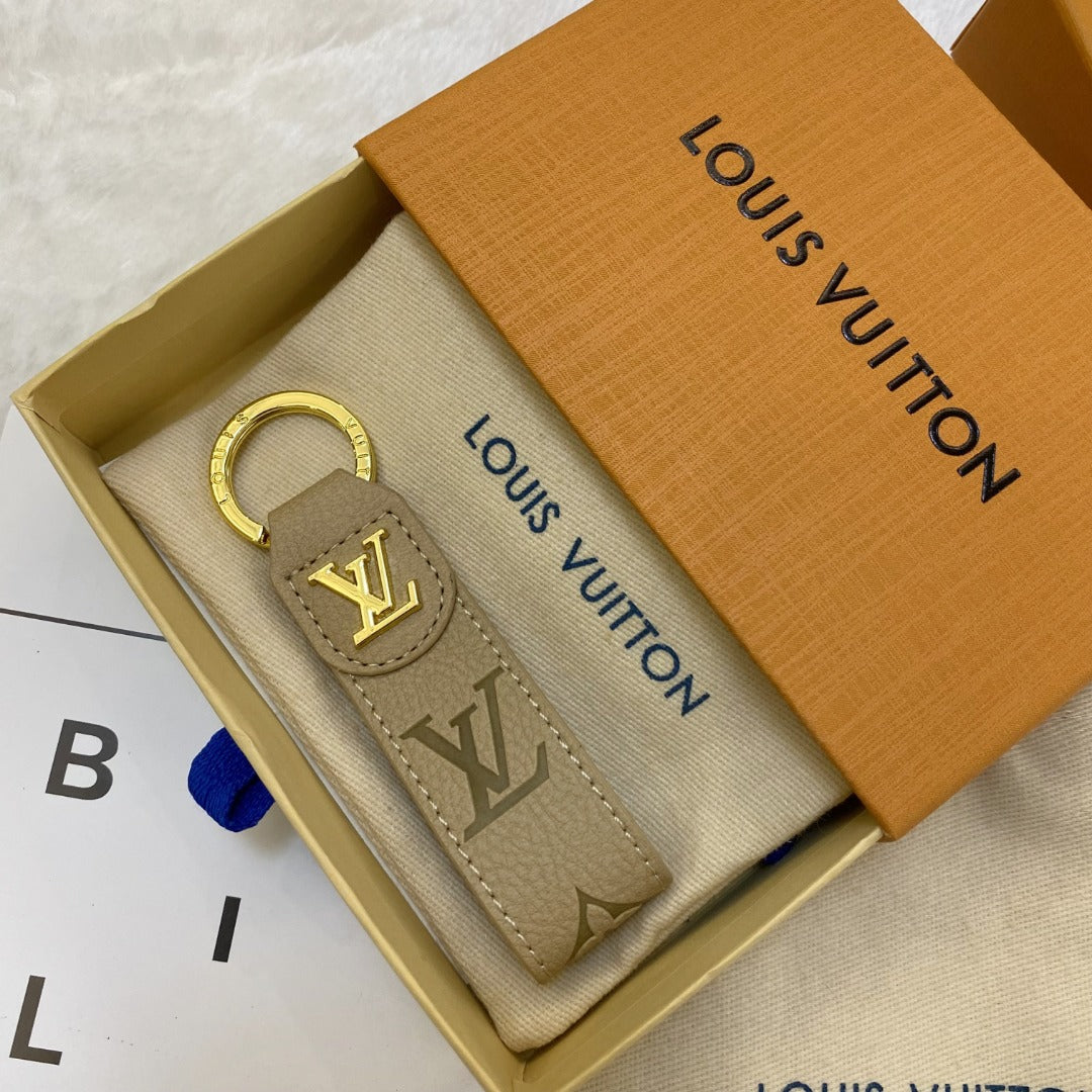 Luxury LV Monogram Keychain – Classic Design with Gold Accents - 画像 (7)