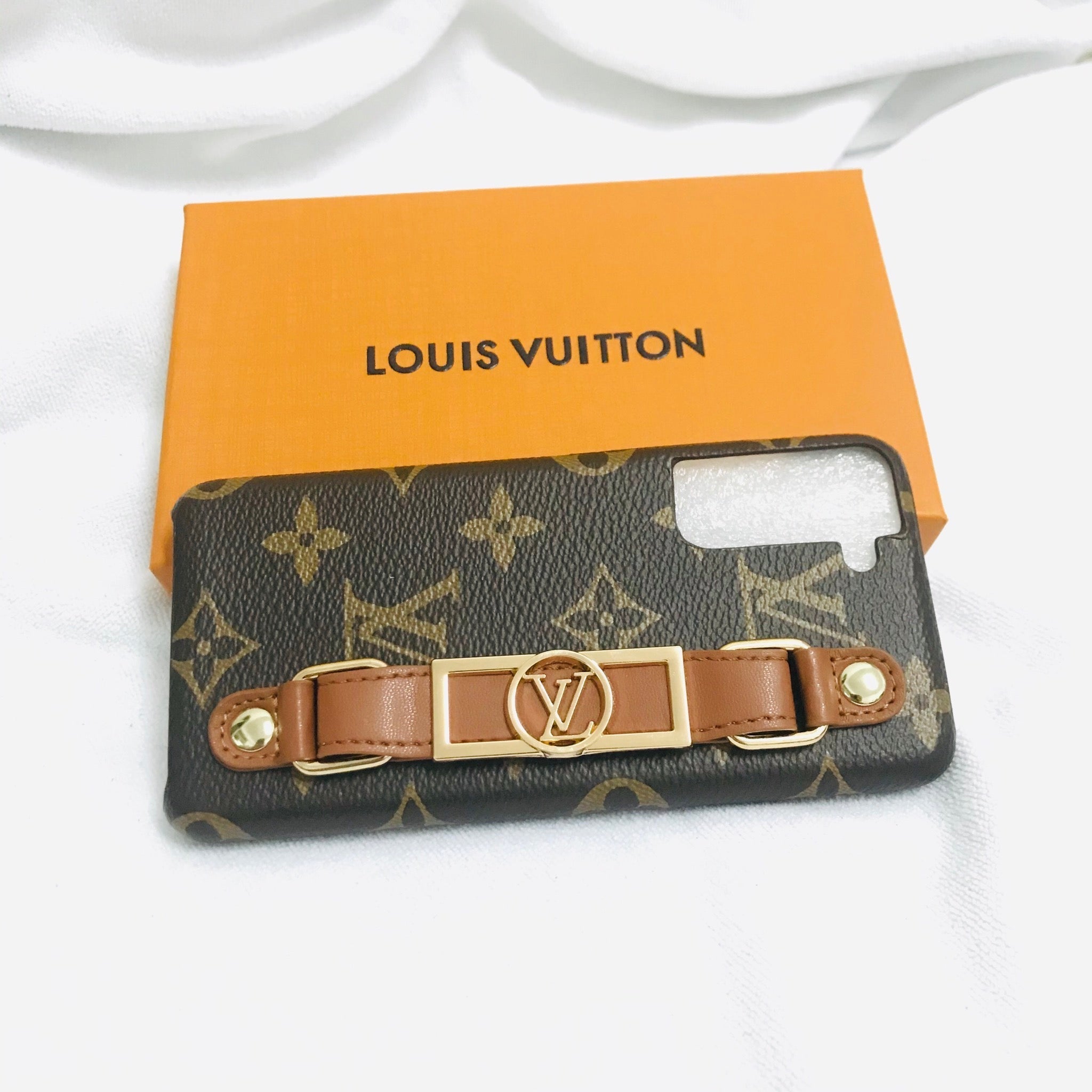 Luxury LV Monogram Case with Hand Strap for Samsung | Stylish & Functional - 画像 (7)