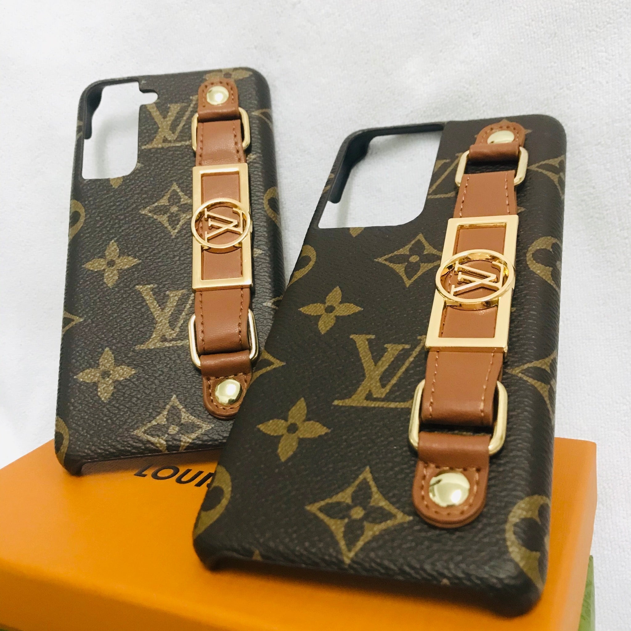 Luxury LV Monogram Case with Hand Strap for Samsung | Stylish & Functional - 画像 (10)