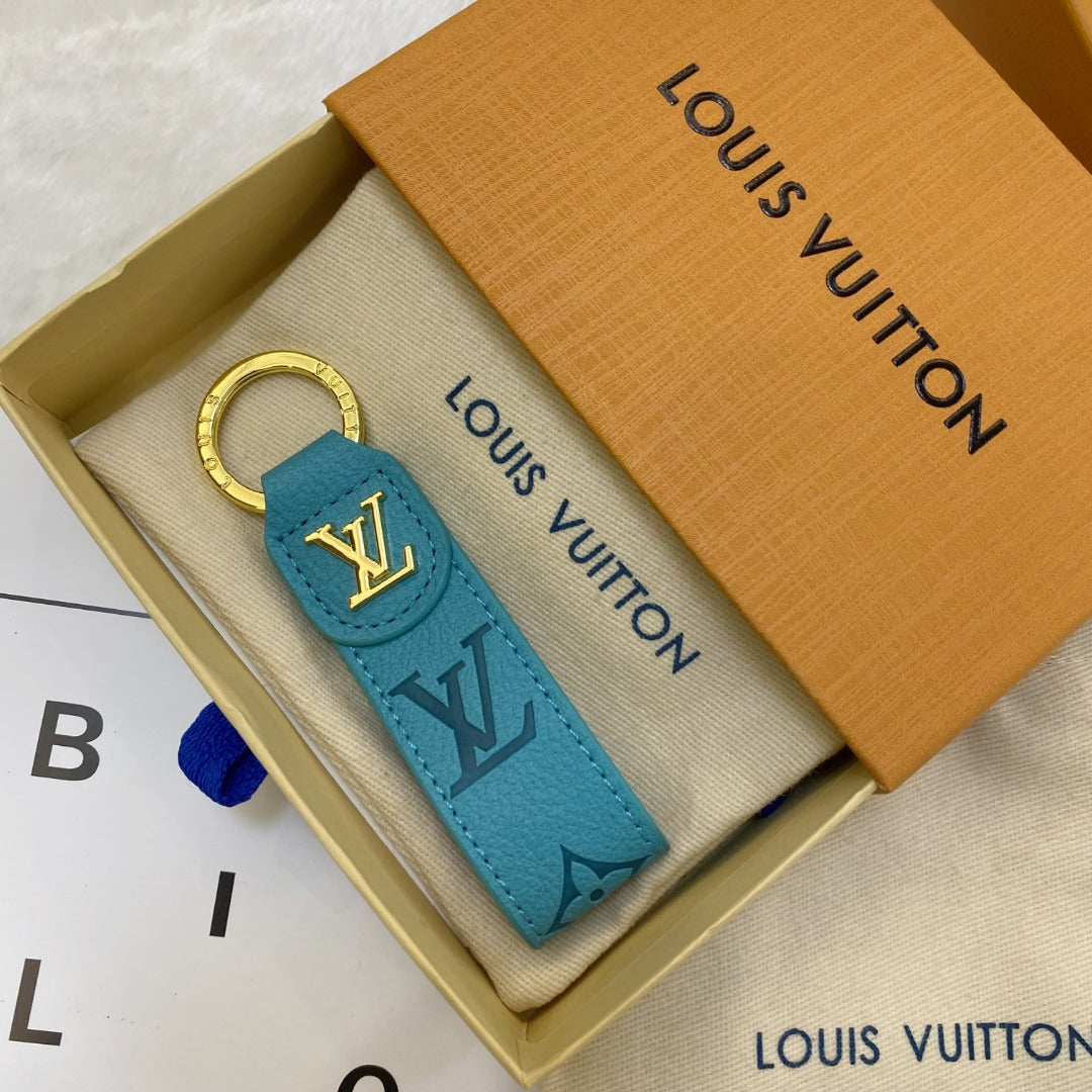 Luxury LV Monogram Keychain – Classic Design with Gold Accents - 画像 (4)