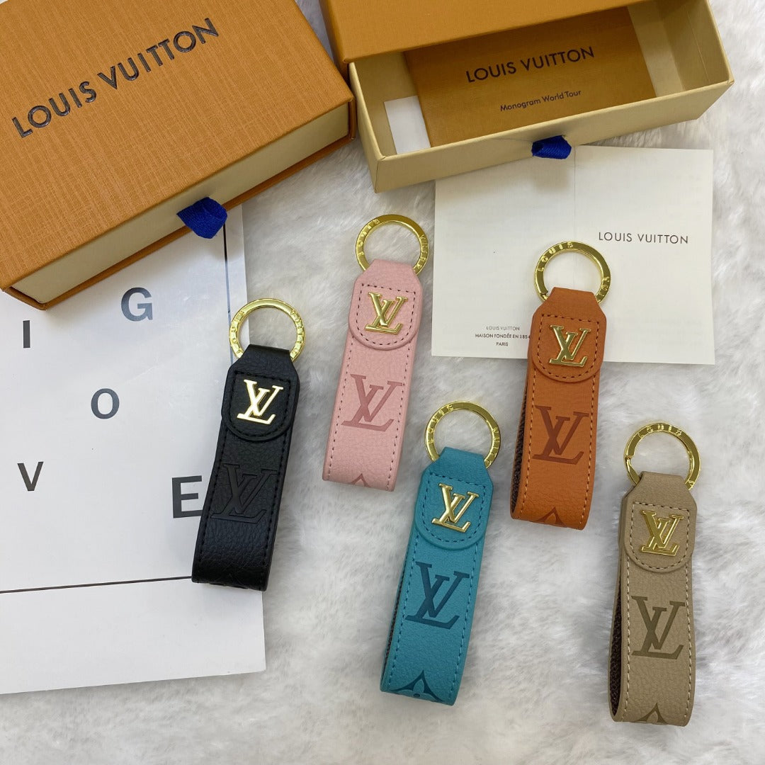 Luxury LV Monogram Keychain – Classic Design with Gold Accents - 画像 (8)
