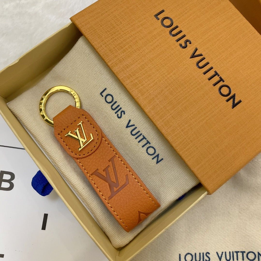 Luxury LV Monogram Keychain – Classic Design with Gold Accents - 画像 (9)