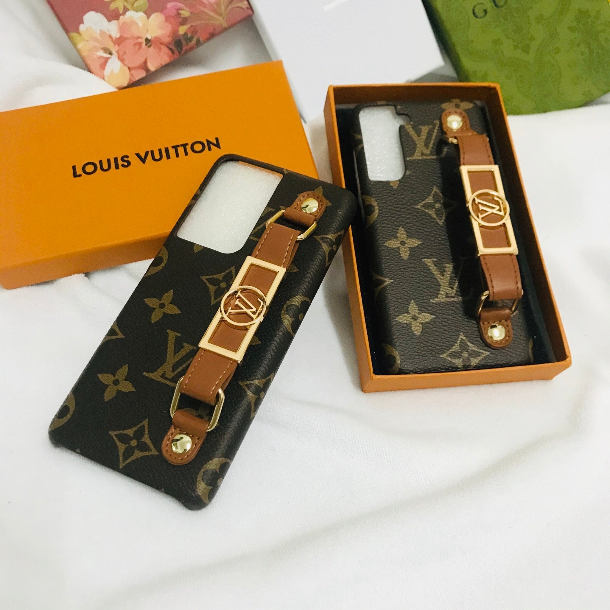 Luxury LV Monogram Case with Hand Strap for Samsung | Stylish & Functional - 画像 (2)