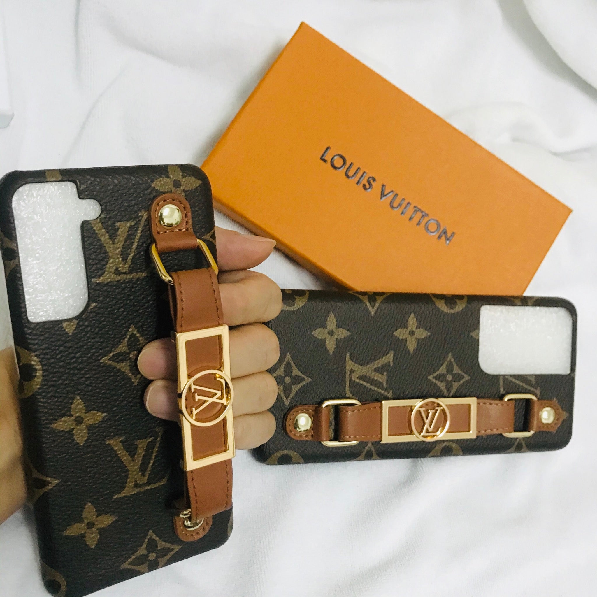 Luxury LV Monogram Case with Hand Strap for Samsung | Stylish & Functional - 画像 (8)