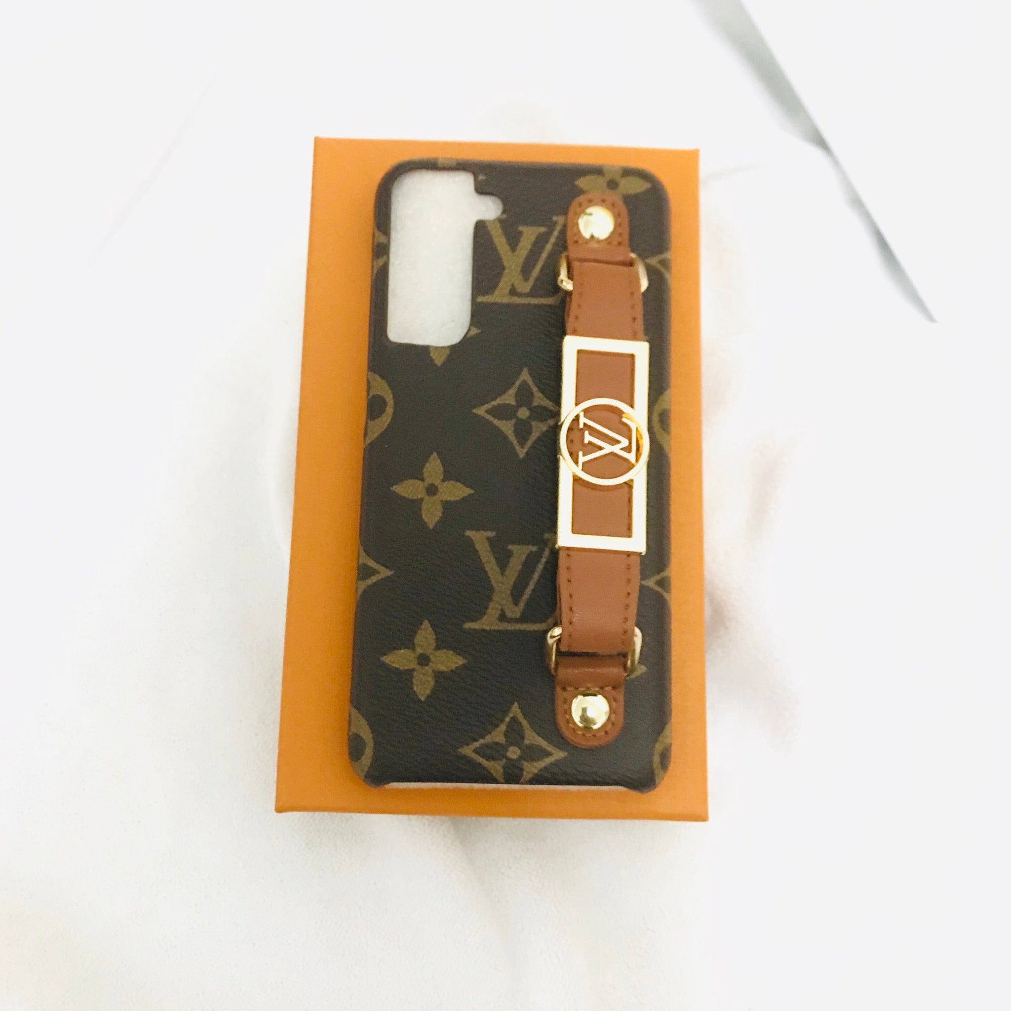 Luxury LV Monogram Case with Hand Strap for Samsung | Stylish & Functional - 画像 (3)