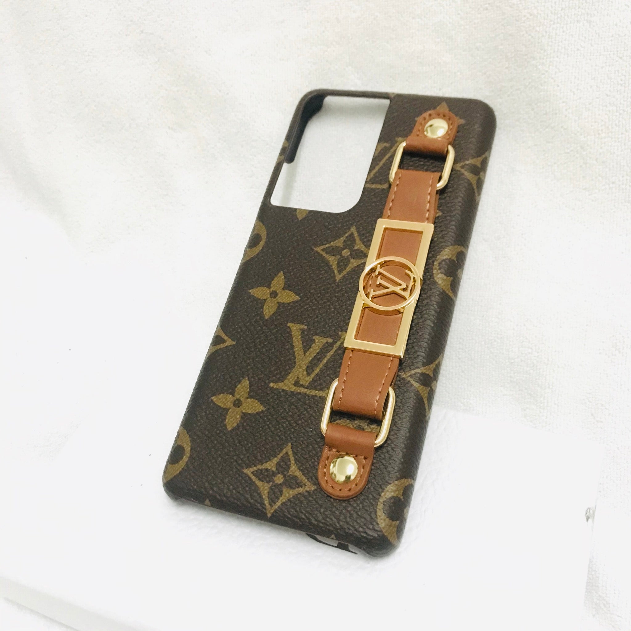Luxury LV Monogram Case with Hand Strap for Samsung | Stylish & Functional - 画像 (11)